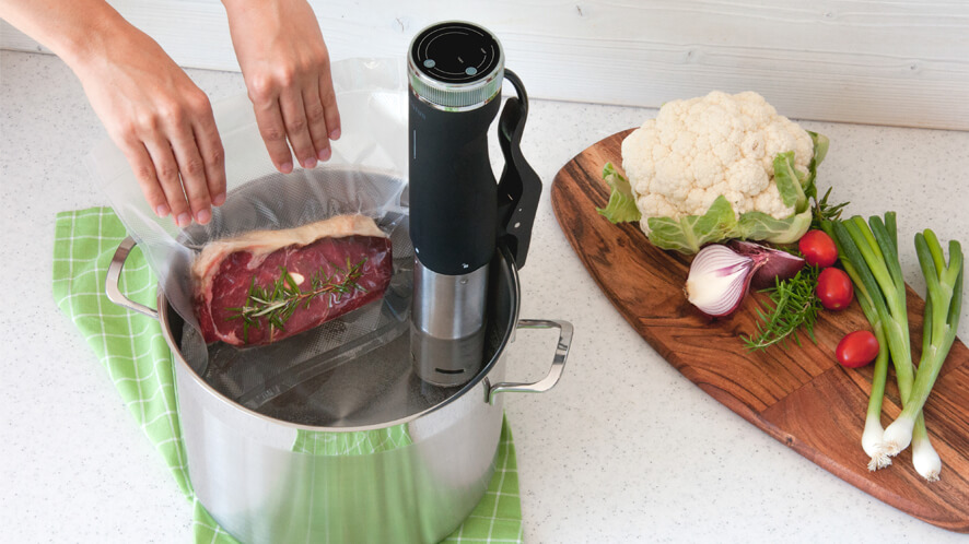 Sous Vide SVC100_on a pot slow cooking steak