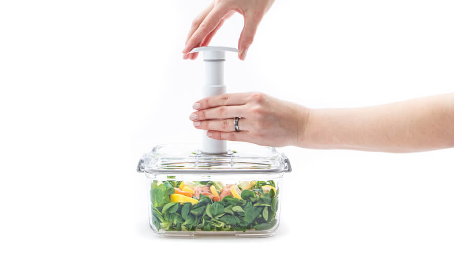 full tritan 2_vacuuming vacuuming food in a container